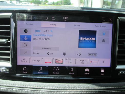 Used 2023 Chrysler Pacifica Touring-L FWD image 17