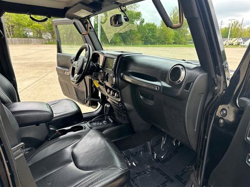 Used 2018 Jeep Wrangler Unlimited Sahara AWD/4WD image 29