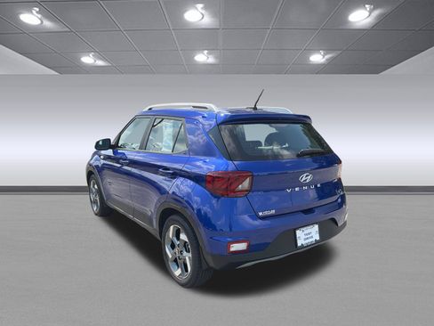 Certified 2025 Hyundai Venue Limited FWD image 9