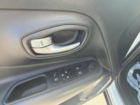 Used 2023 Jeep Renegade Latitude image 16