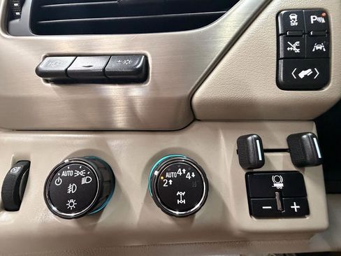 Used 2017 GMC Yukon Denali w/ Open Road Package AWD/4WD image 8