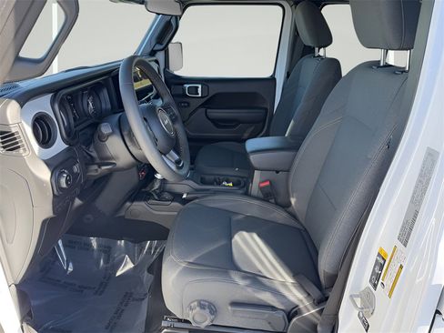 Used 2024 Jeep Gladiator Willys image 10