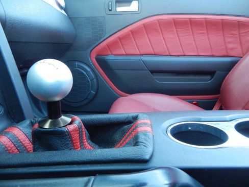 Used 2005 Ford Mustang GT Premium image 34