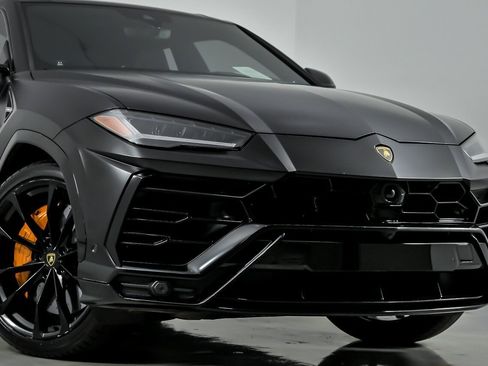 Used 2022 Lamborghini Urus AWD/4WD image 3