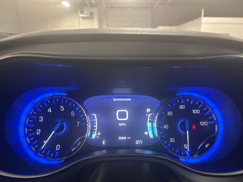 Used 2025 Chrysler Pacifica Limited image 42