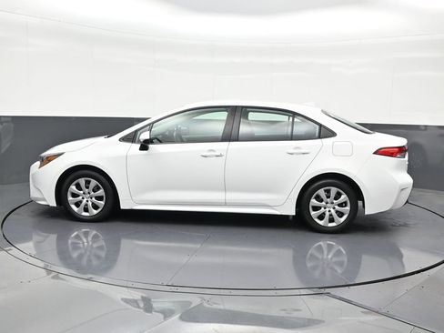 Used 2025 Toyota Corolla LE image 2