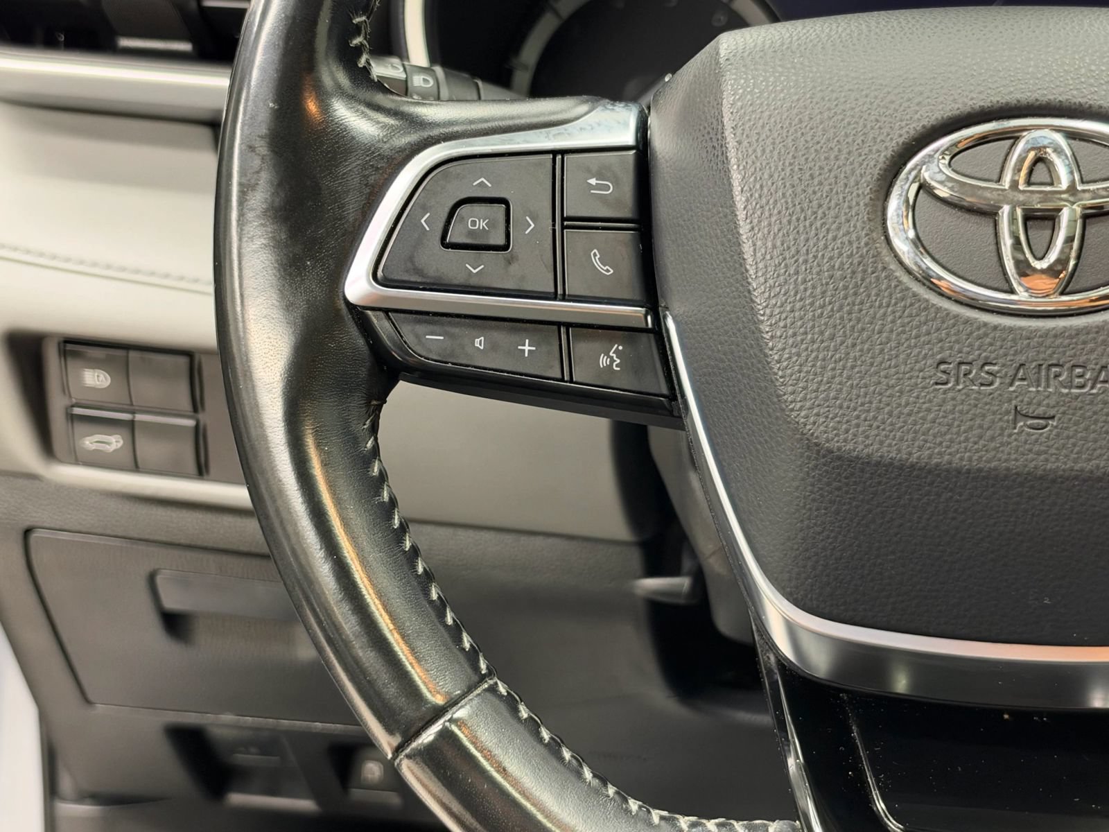 Used 2020 Toyota Highlander XLE AWD/4WD image 32