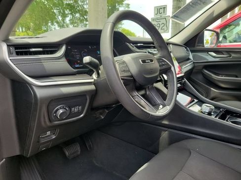 Used 2023 Jeep Grand Cherokee Laredo AWD/4WD image 9