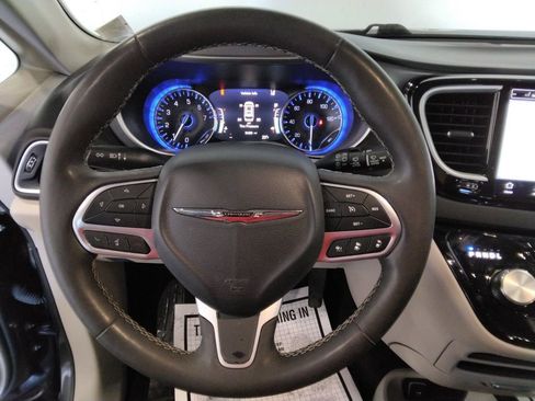 Used 2023 Chrysler Pacifica Touring-L image 12