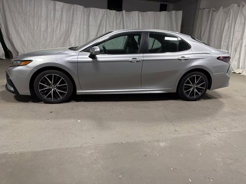 Used 2024 Toyota Camry SE image 4