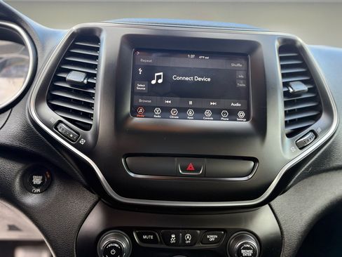 Used 2019 Jeep Cherokee Latitude Plus w/ Cold Weather Group image 28