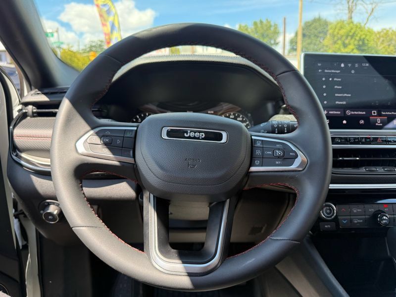 Used 2025 Jeep Compass Trailhawk AWD/4WD image 27
