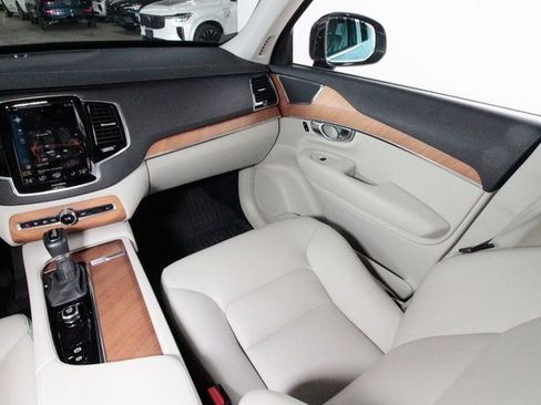 Certified 2022 Volvo XC90 T6 Momentum image 6