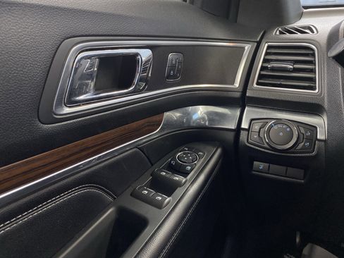 Used 2017 Ford Explorer Limited image 22