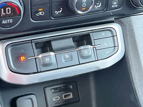 Used 2023 GMC Acadia SLT FWD image 17