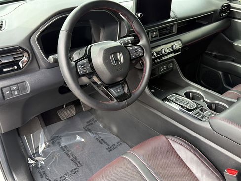 Used 2025 Honda Pilot Black Edition image 4