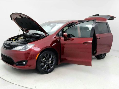 Used 2018 Chrysler Pacifica Touring Plus w/ S Appearance Package FWD image 9