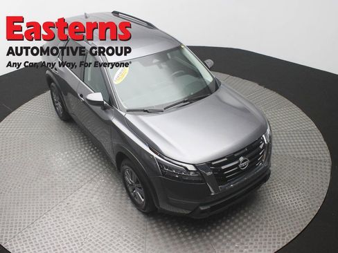 Used 2025 Nissan Pathfinder SV FWD image 3
