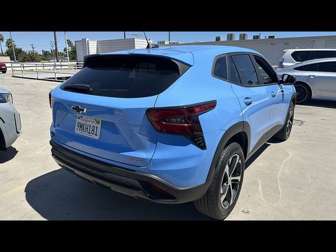 Used 2024 Chevrolet Trax RS w/ Sunroof Package FWD image 4
