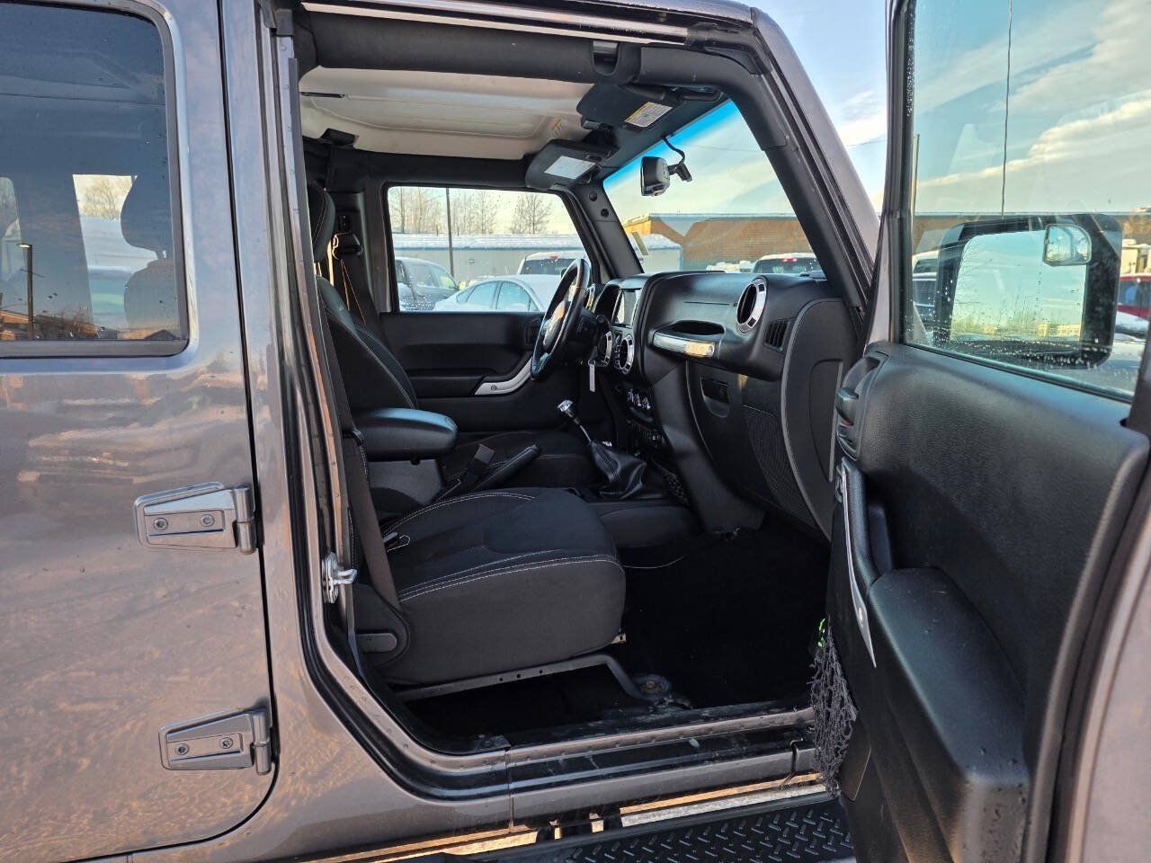 Used 2017 Jeep Wrangler Unlimited Sahara w/ Connectivity Group AWD/4WD image 9