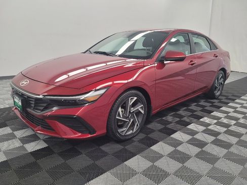 Used 2024 Hyundai Elantra SEL w/ Convenience Package FWD image 2