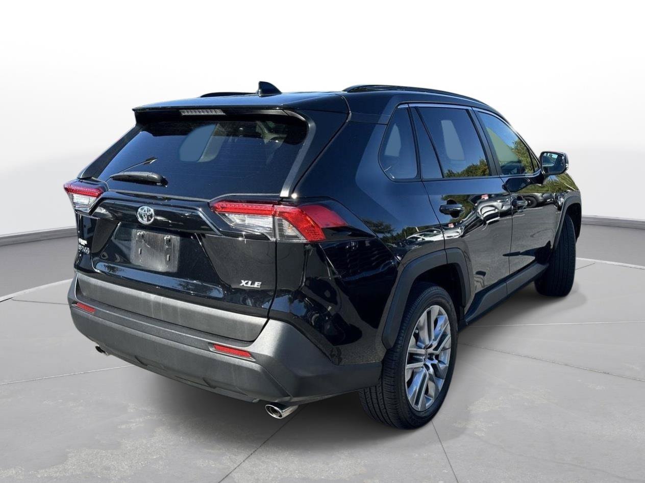 Used 2022 Toyota RAV4 XLE Premium FWD image 6