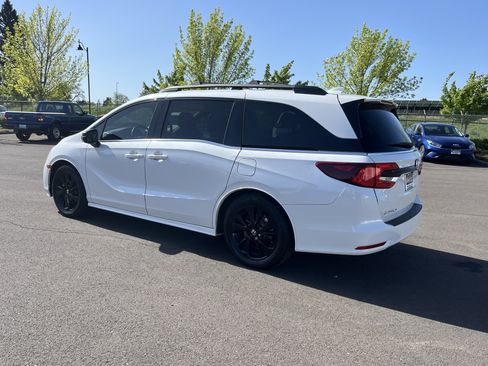 Used 2023 Honda Odyssey Sport image 3