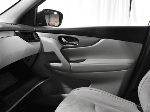 Used 2020 Nissan Rogue Sport SV w/ Technology Package FWD image 17