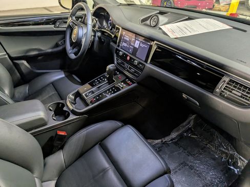 Used 2025 Porsche Macan image 24