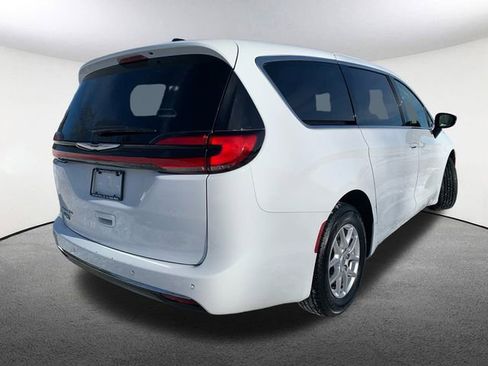 Used 2024 Chrysler Pacifica Touring-L image 14