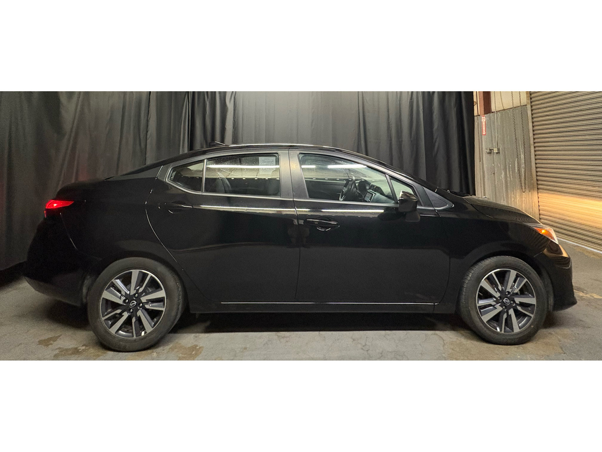 Used 2023 Nissan Versa SV FWD image 4
