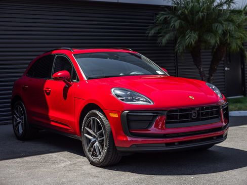 Certified 2026 Porsche Macan AWD/4WD image 6