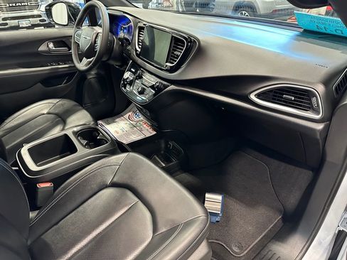 Used 2025 Chrysler Pacifica Select FWD image 31
