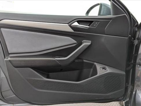 Used 2025 Volkswagen Jetta SE image 12