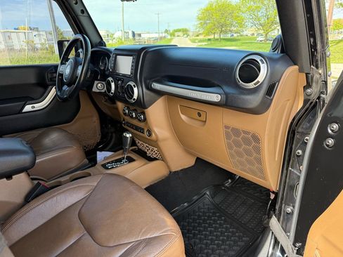 Used 2013 Jeep Wrangler Unlimited Sahara w/ Dual Top Group AWD/4WD image 26