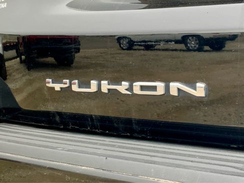 Used 2021 GMC Yukon XL Denali w/ Denali Premium Package image 19