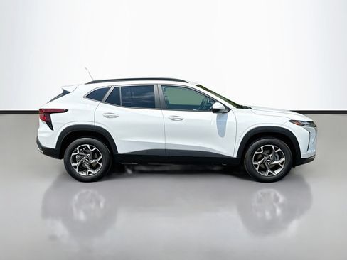 Used 2025 Chevrolet Trax LT w/ LT Convenience Package FWD image 9