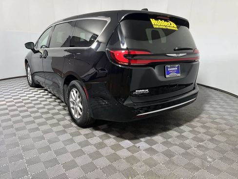 Used 2024 Chrysler Pacifica Touring-L image 6