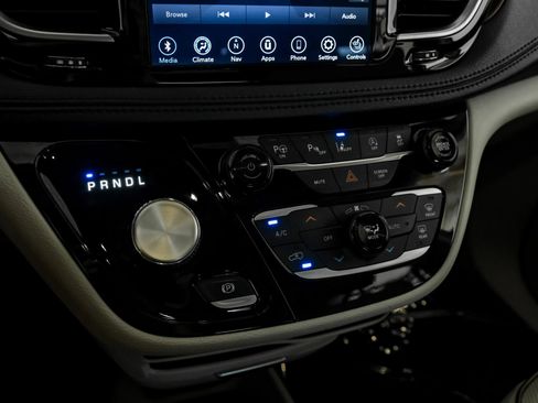 Used 2020 Chrysler Pacifica Limited w/ Advanced Safetytec Group FWD image 23