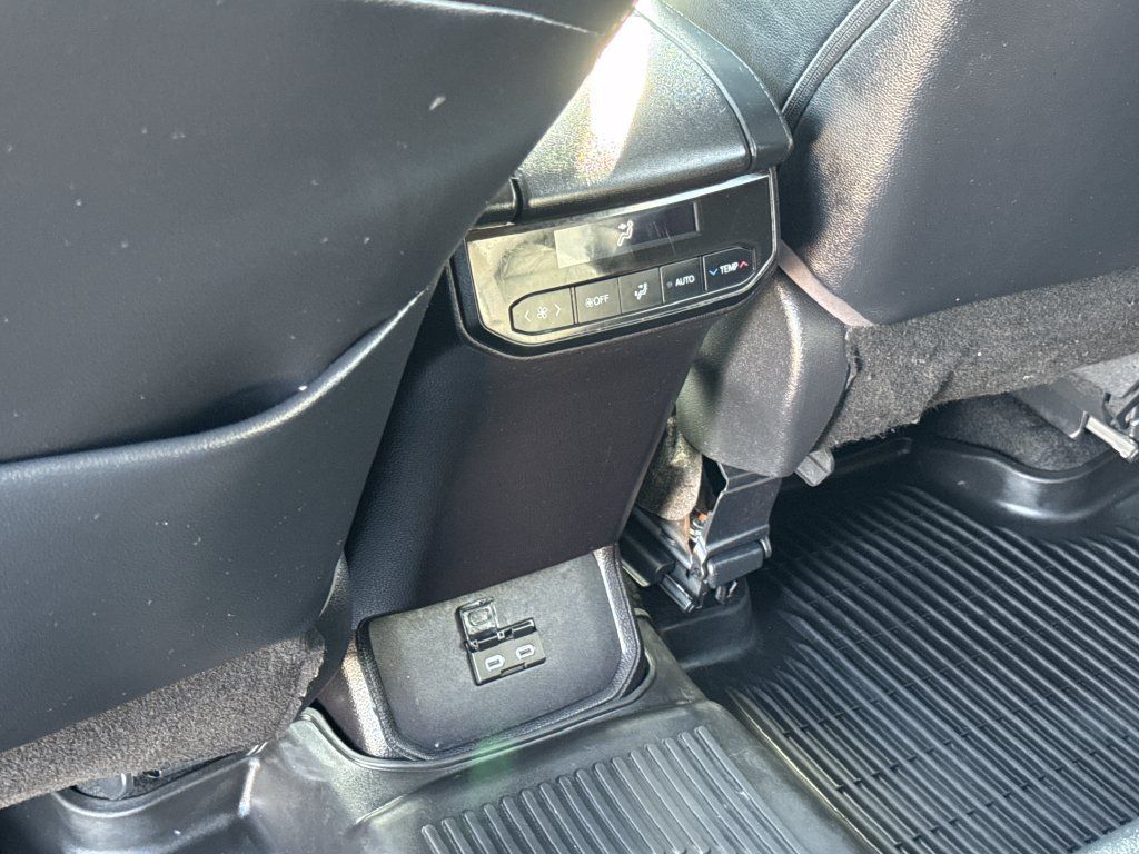 Used 2023 Toyota Highlander XLE AWD/4WD image 39
