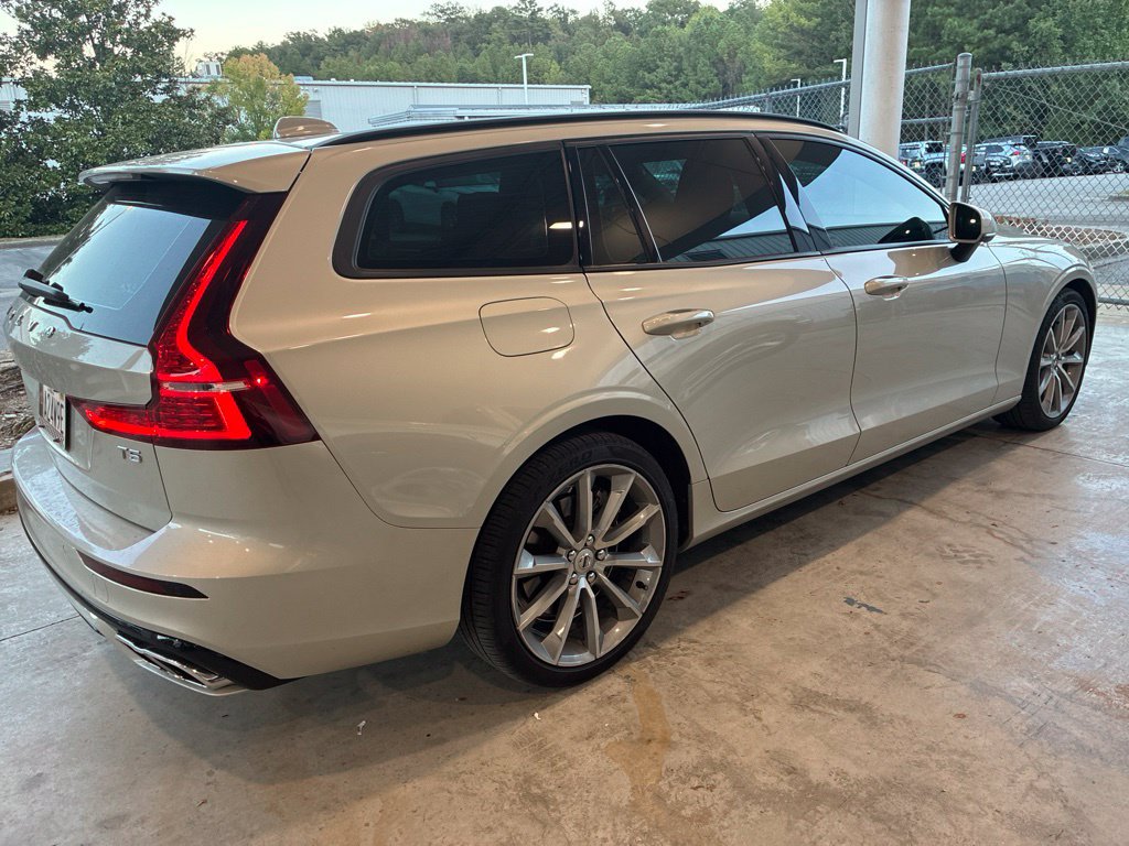 Used 2020 Volvo V60 T5 Momentum FWD image 3