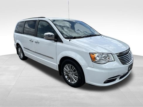 Used 2016 Chrysler Town & Country Touring-L FWD image 3