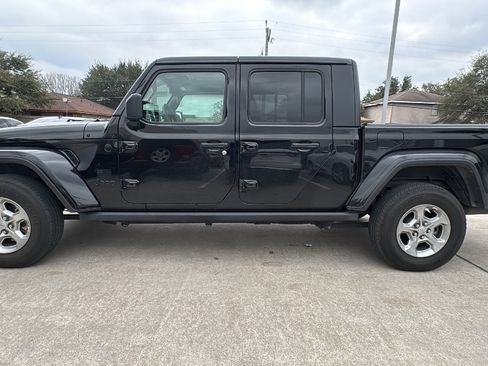 Used 2021 Jeep Gladiator Sport image 4