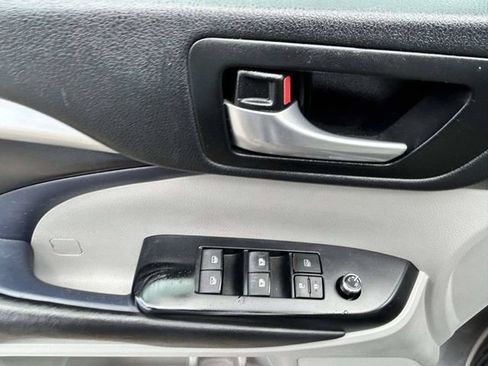 Used 2018 Toyota Highlander XLE FWD image 16