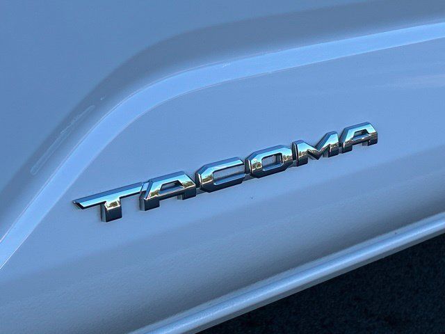 Used 2025 Toyota Tacoma SR5 AWD/4WD image 17