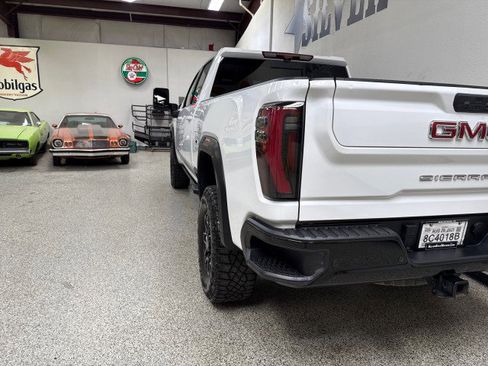 Used 2024 GMC Sierra 2500 AT4X image 9