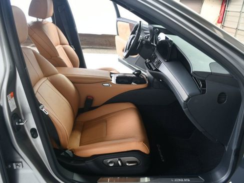 Used 2023 Lexus LS 500 w/ Accessory Package (Z2) image 30