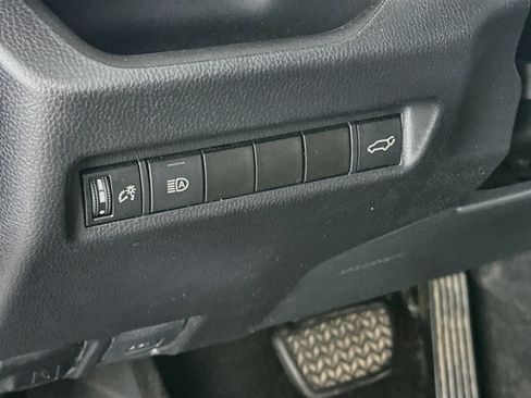 Used 2021 Toyota RAV4 XLE w/ Convenience Package FWD image 17