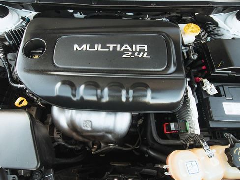 Used 2019 Jeep Cherokee Latitude w/ Popular Appearance Group image 15