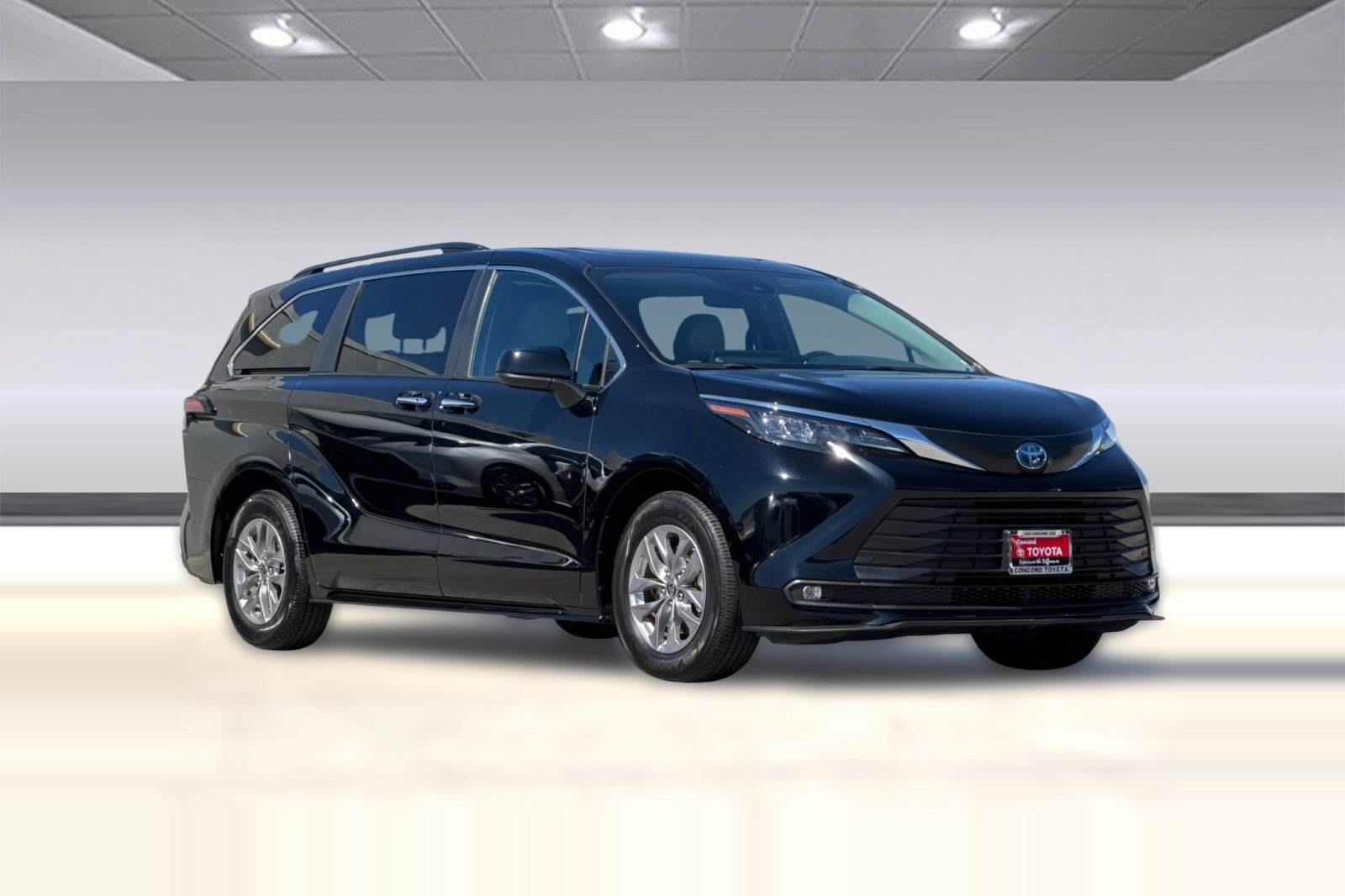 Used 2025 Toyota Sienna XLE FWD image 7